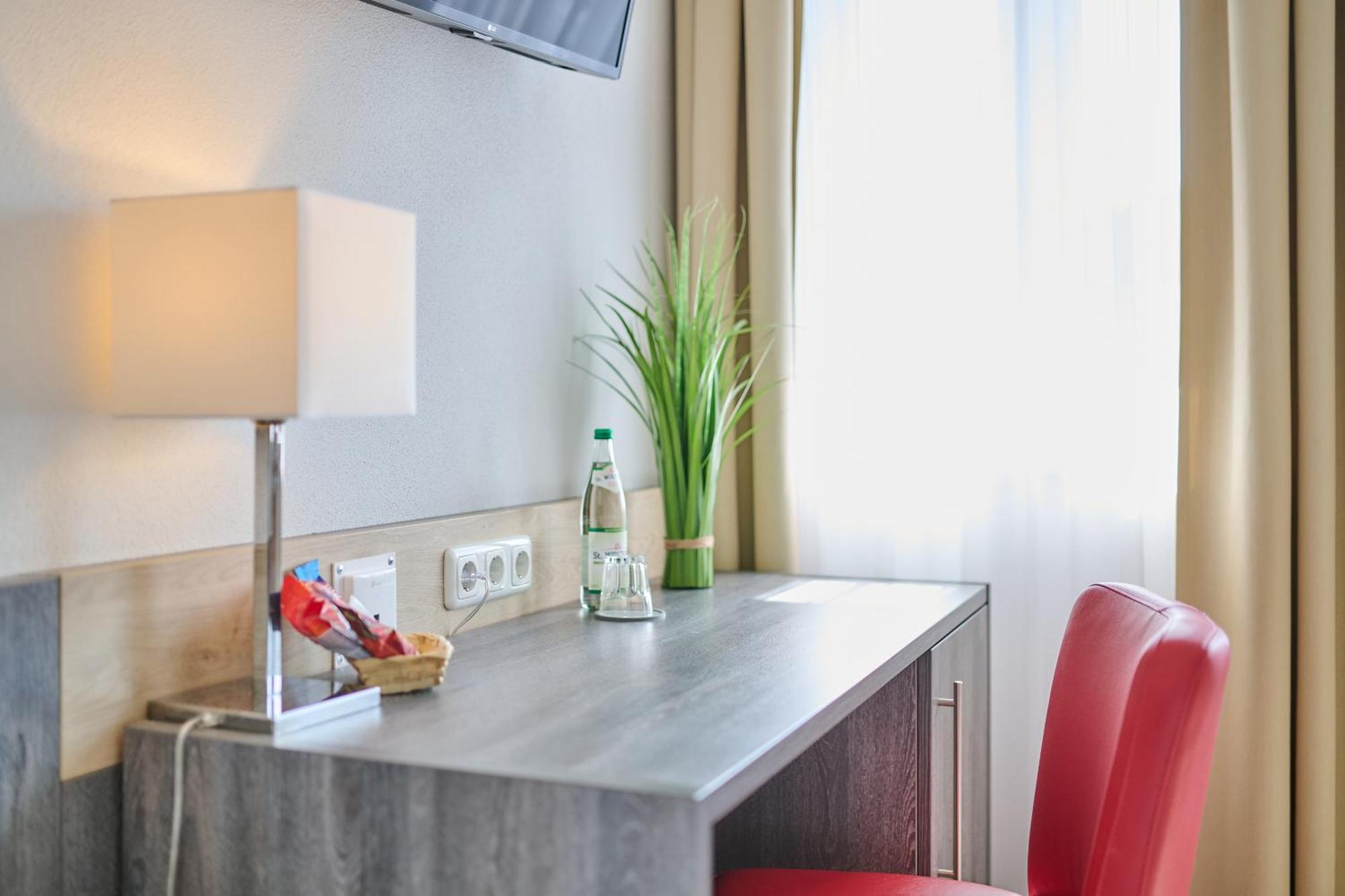 Sunny Hotel Regenstauf Buitenkant foto